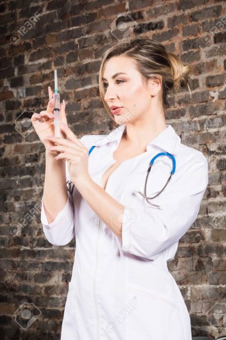 Женщина со шприцом