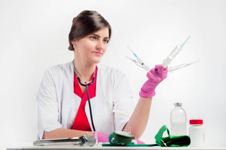 Медсестра со шприцем