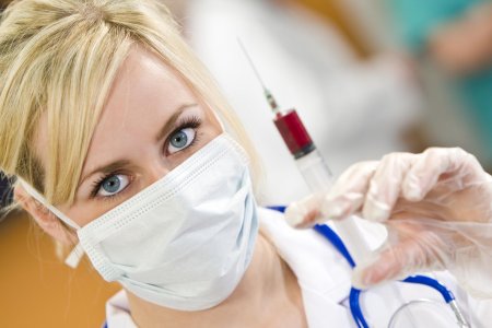 Медсестра со шприцем