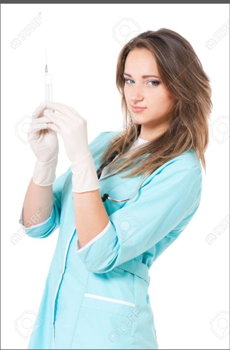 Красивые медсестры со шприцом