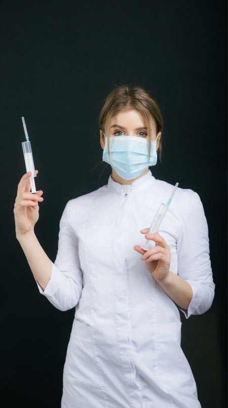 Врач со шприцем