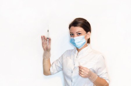 Медсестра в маске и перчатках