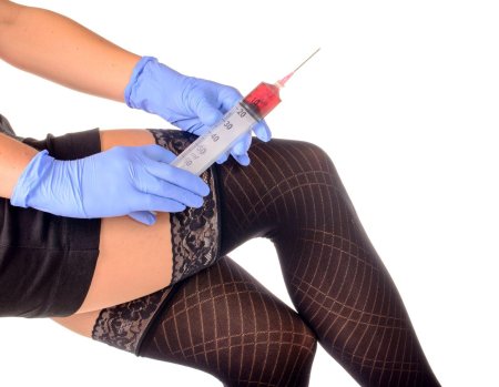 Медсестра со шприцом