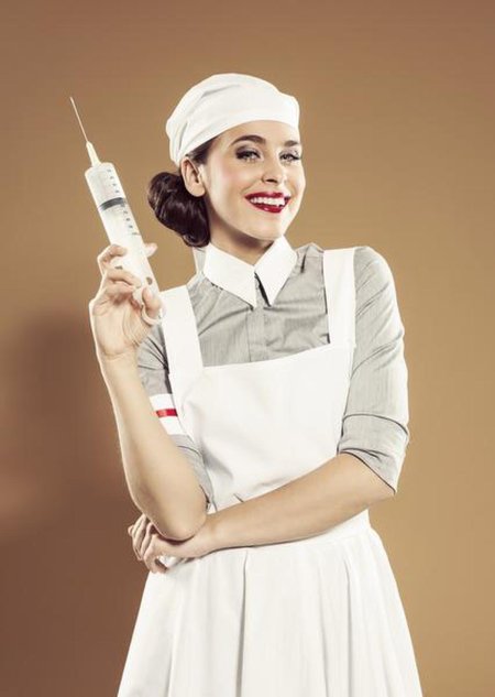 Медсестра делает укол