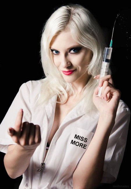 Девушка со шприцом