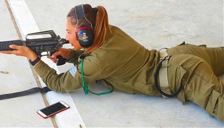 Израильские девушки в военной форме