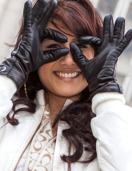 Девушка в кожаных перчатках