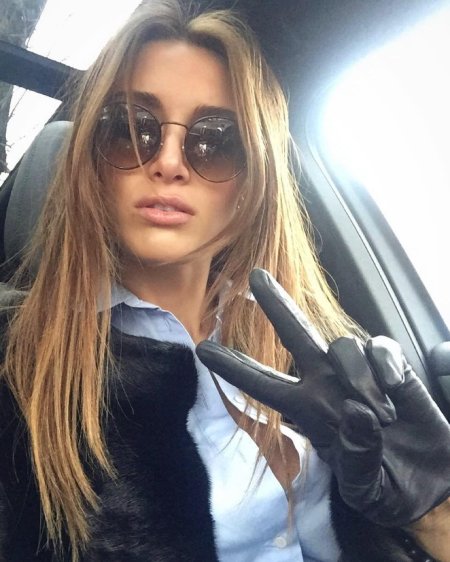 Селфи в кожаных перчатках