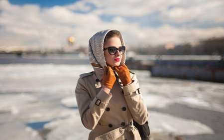 Девушка в платке и очках