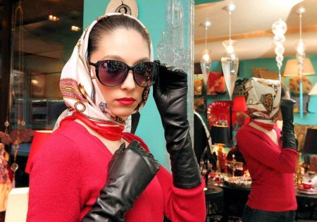 Девушка в платке и очках