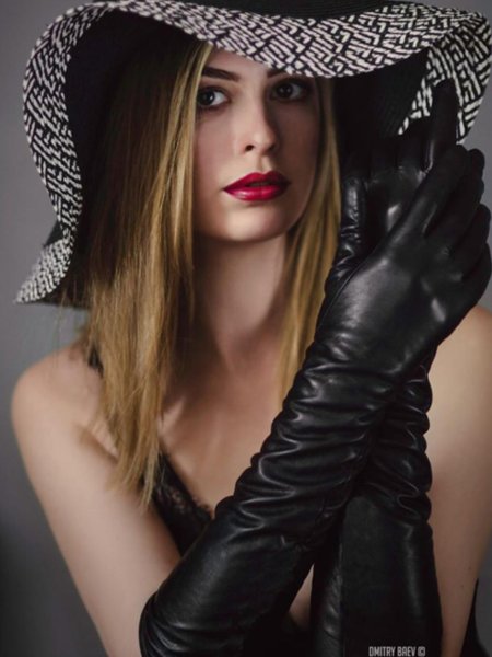 Девушка в кожаных перчатках