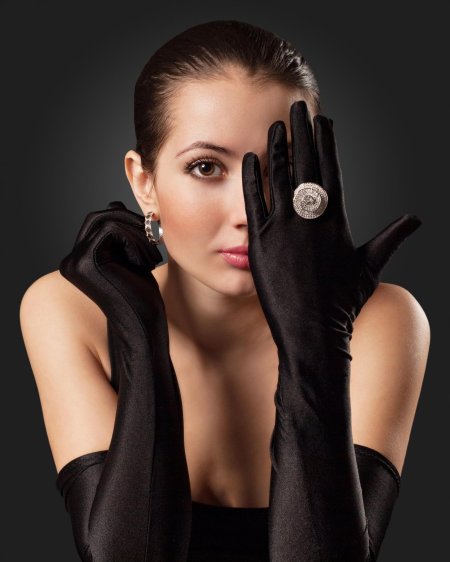 Девушка в перчатках