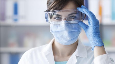 Врач в маске