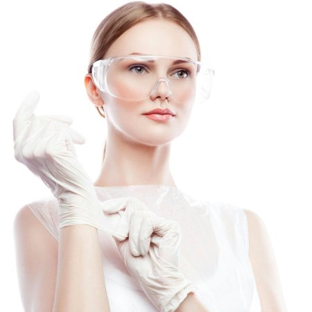 Женщина в защитных очках