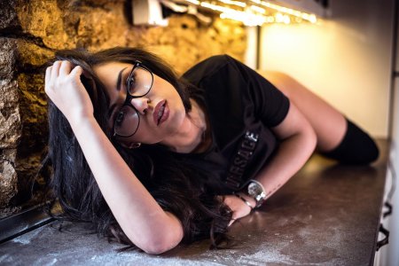 Брюнетка в очках