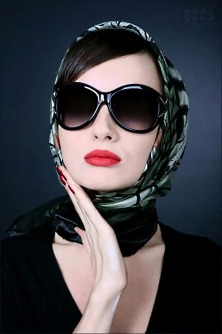 Девушка в платке и очках