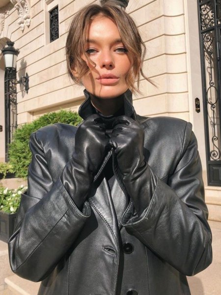 Девушка в перчатках