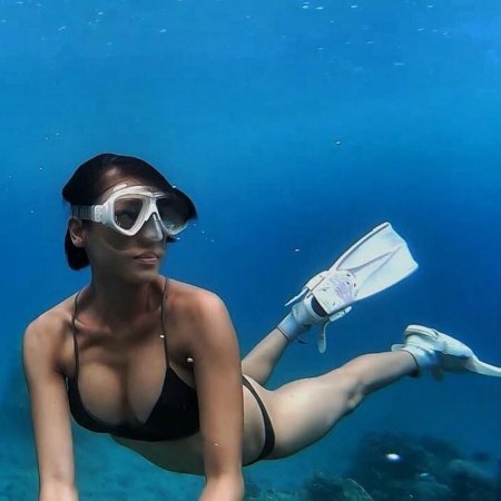 Девушка в купальнике под водой