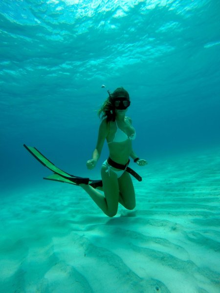 Подводная охота девушки