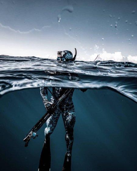 Девушка подводный охотник