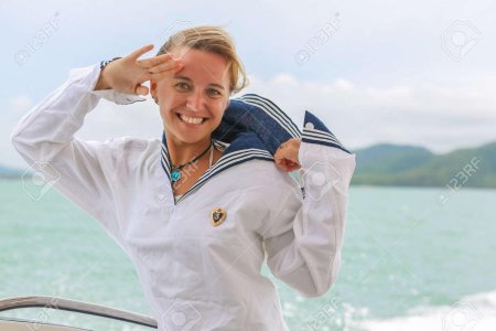 Девушки в морской форме