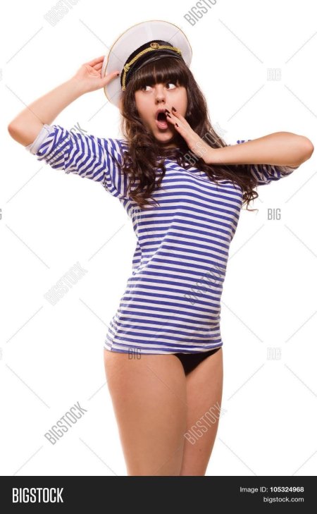 Девушка в тельняшке