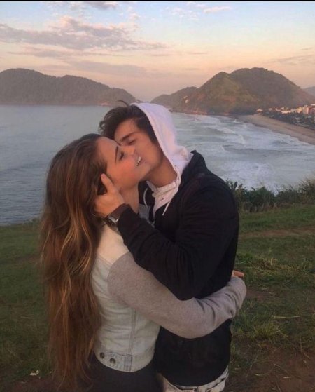 Пара влюбленных подростков