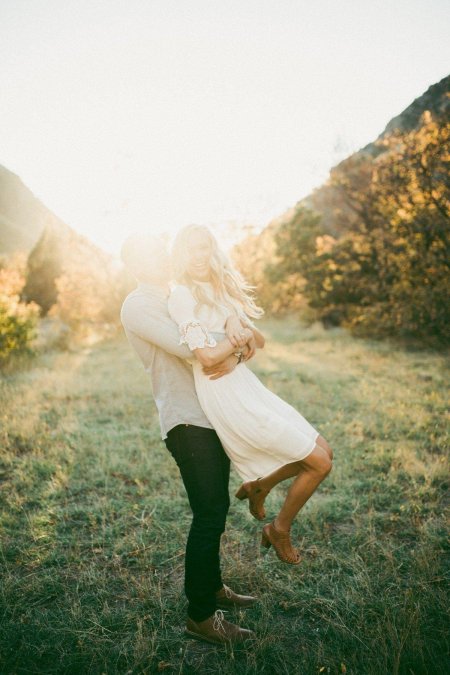 Влюбленные со спины