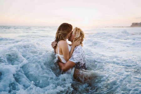 Влюбленная пара на берегу моря