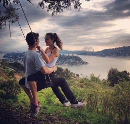 Влюбленные на качелях