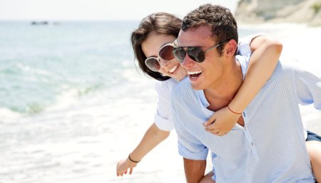 Счастливая пара на море