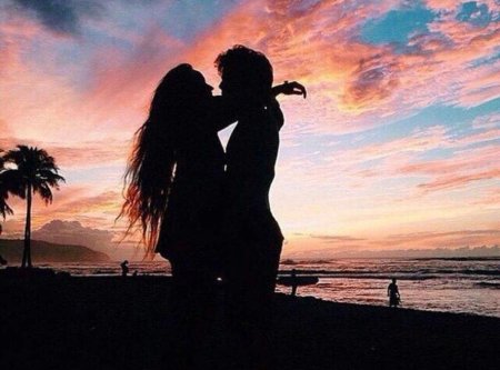 Парень и девушка на закате