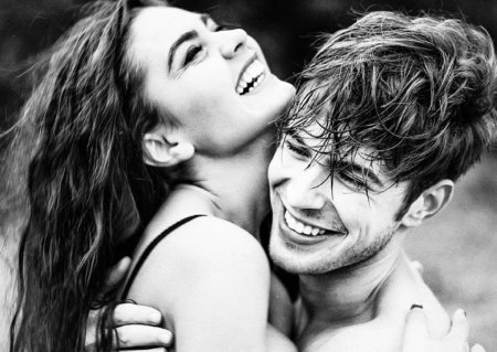 Счастливые мужчина и женщина