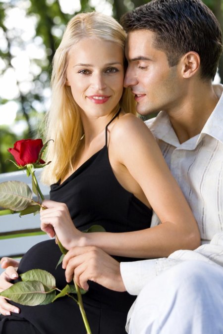 Красивые мужчина и женщина