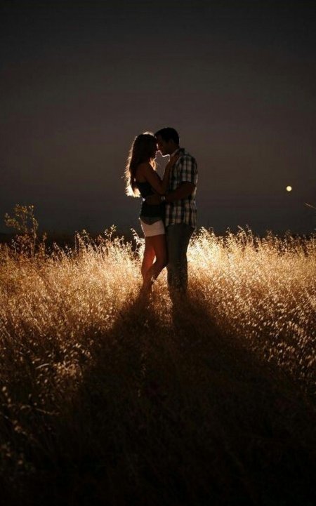 Пара обнимается на природе