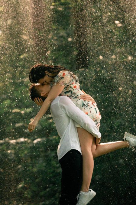 Пара под дождем