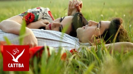 Влюбленные лежат на траве