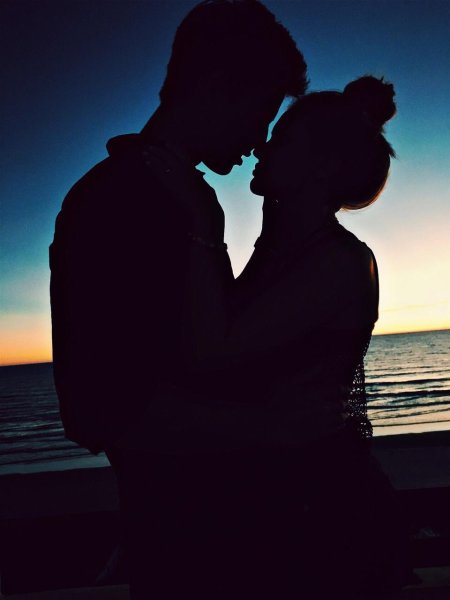 Пары целуются