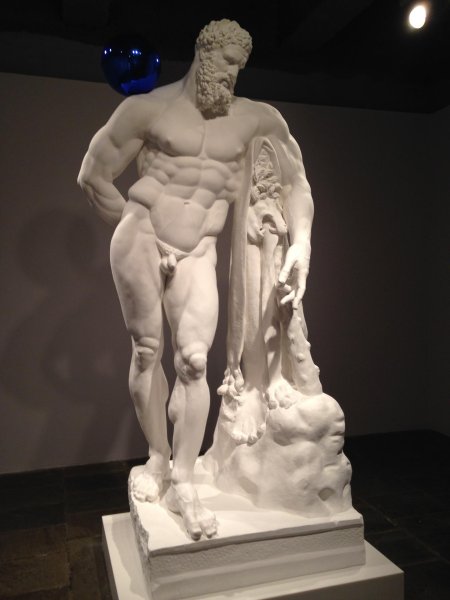 Гипсовая статуя геракла микеланджело
