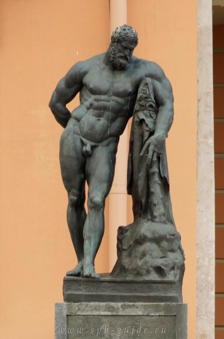 Статуя геракла у михайловского замка