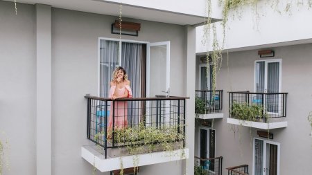 Загорает на балконе