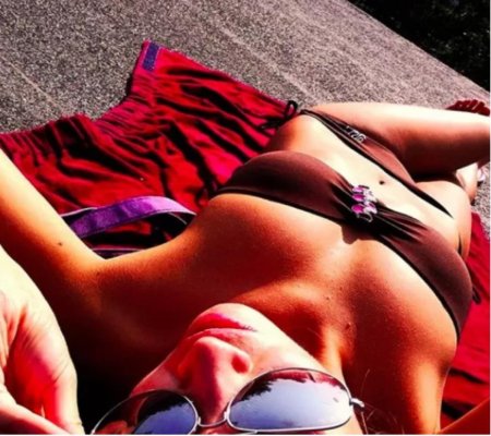 Загорает на даче