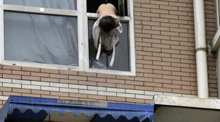Выкинула ребенка из окна