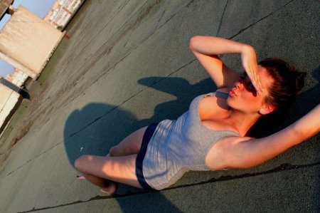 Загорает на крыше