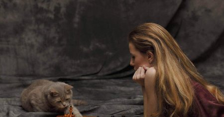 Девушка играет в шахматы