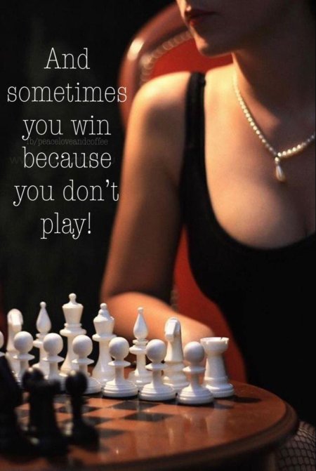 Девушка играет в шахматы