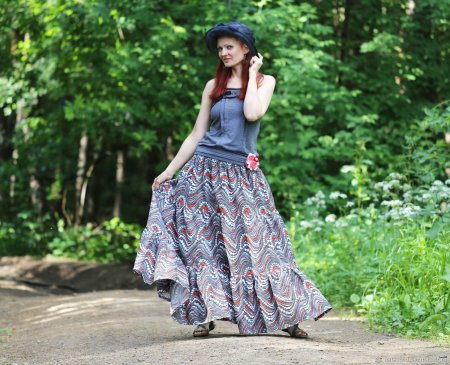 Девушки в длинных юбках