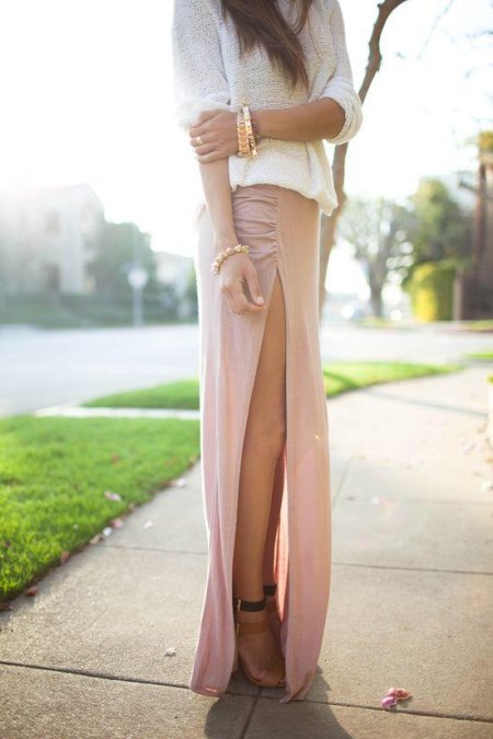 Девушка в длинной юбке