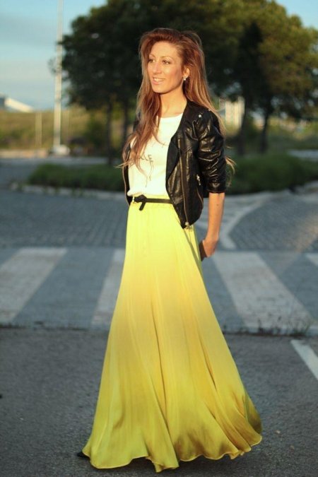 Длинная желтая юбка