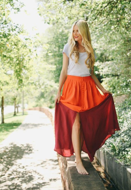 Девушка в длинной юбке